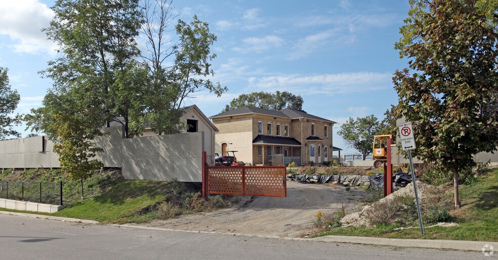 1601 Hopkins St, Whitby, ON à louer - Photo du bâtiment - Image 2 de 5