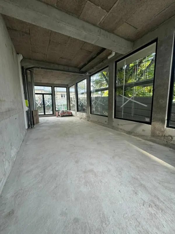 Retail in Montreuil for sale Interior Photo- Image 1 of 9