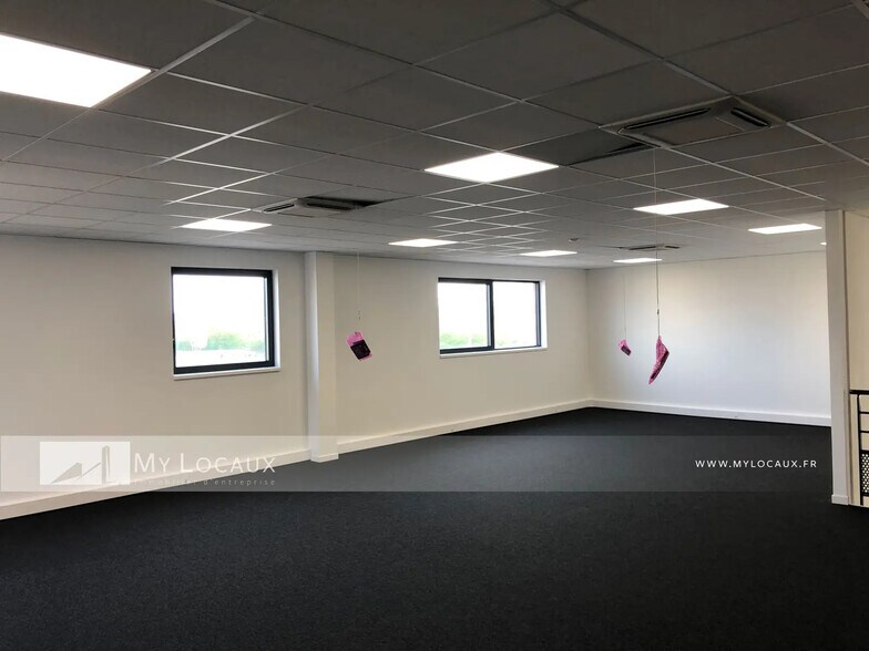 Industrial in Le Thillay for lease - Interior Photo - Image 3 of 7