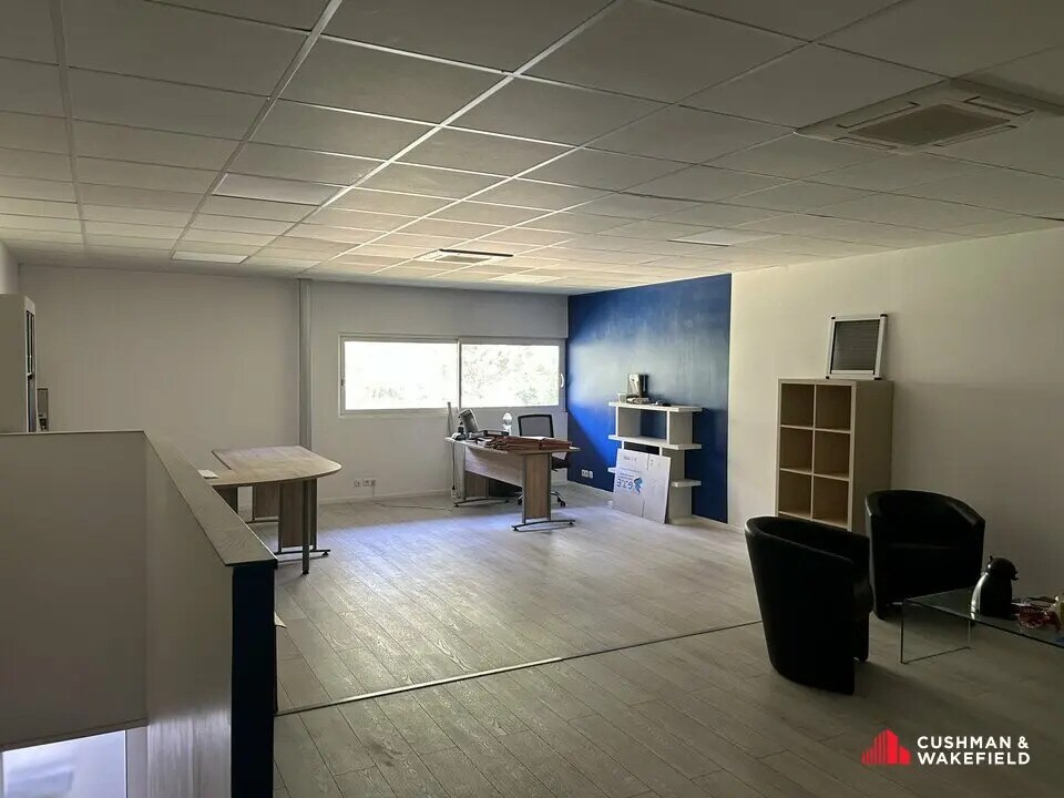Flex in Saint-Jean-d'Illac for lease Interior Photo- Image 1 of 8