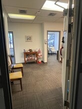 2120 Kensington Rd NW, Calgary, AB à louer Photo intérieure- Image 2 de 4