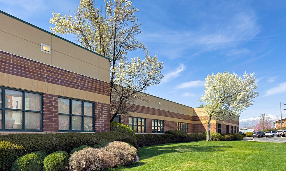 875 Country Hills Dr, Ogden, UT à louer - Photo du bâtiment - Image 3 de 7