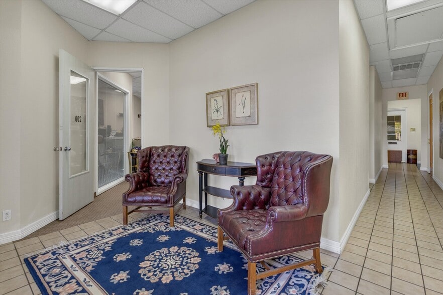 1001 Hampshire Ln, Richardson, TX for lease - Lobby - Image 2 of 9