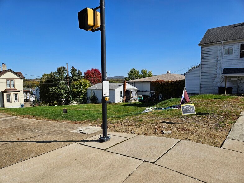 462 W Main St, Mount Pleasant, PA à louer - Photo du bâtiment - Image 3 de 9