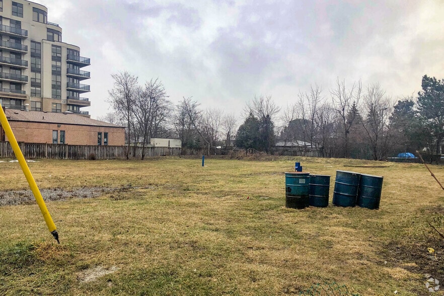 740 Sheppard Ave W, Toronto, ON à vendre - Photo principale - Image 1 de 1