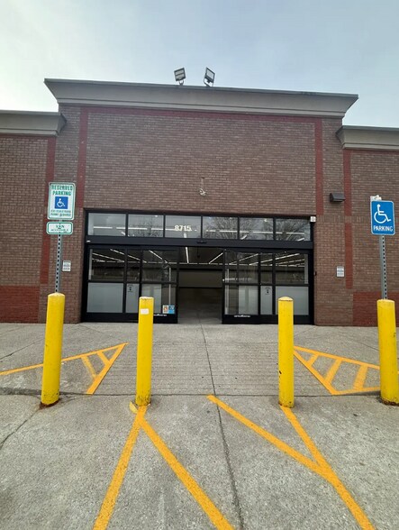 8715 3rd Street Rd, Louisville, KY à louer - Photo du bâtiment - Image 3 de 10