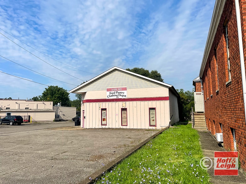 Church and Retail Building For Sale portfolio of 2 properties for sale on LoopNet.ca - Primary Photo - Image 2 of 5