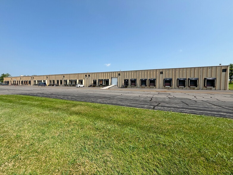 8801-8845 Seeger Industrial Dr, Saint Louis, MO for lease - Building Photo - Image 2 of 5