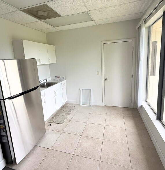 5031 SE Federal Hwy, Stuart, FL à louer - Photo intérieure - Image 2 de 5