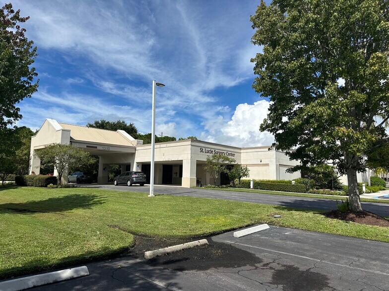 1310 SE West Star Ave, Port Saint Lucie, FL à vendre - Photo du bâtiment - Image 2 de 54