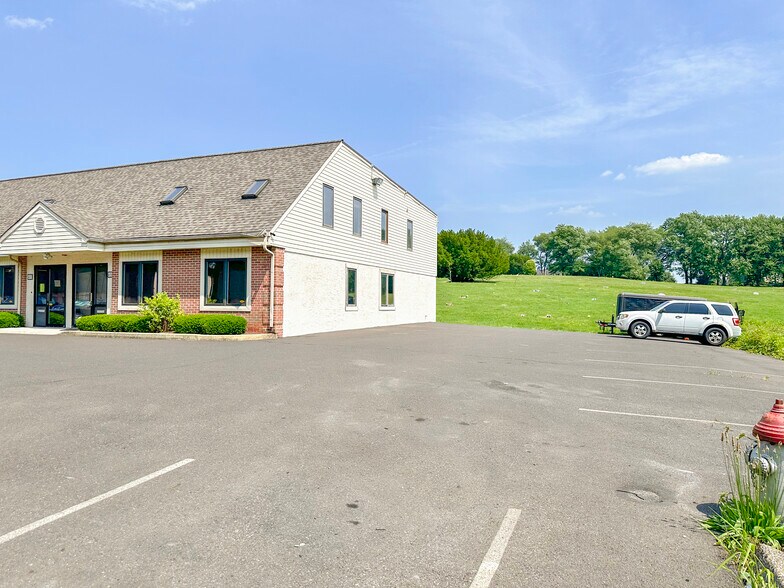 406 E Pennsylvania Blvd, Feasterville Trevose, PA à louer - Photo du bâtiment - Image 3 de 35
