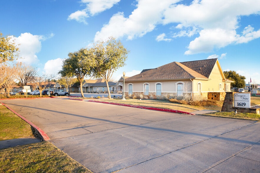 1619 E Common St, New Braunfels, TX for lease - Building Photo - Image 2 of 10