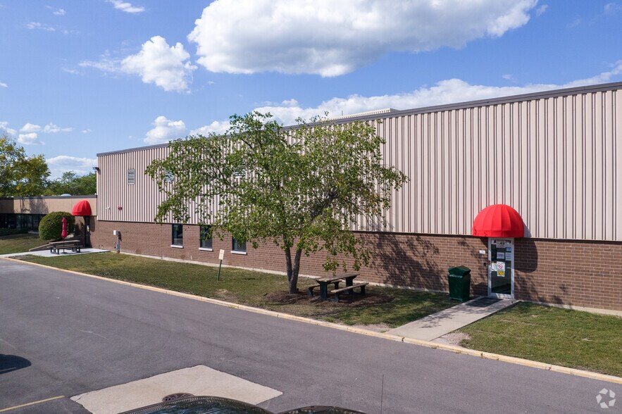 1751 Wilkening Ct, Schaumburg, IL à louer - Photo du bâtiment - Image 2 de 6