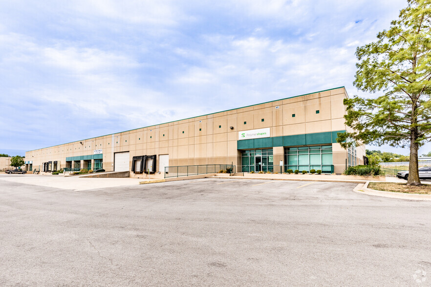 400-460 NW Parkway Dr, Riverside, MO for lease - Primary Photo - Image 1 of 6