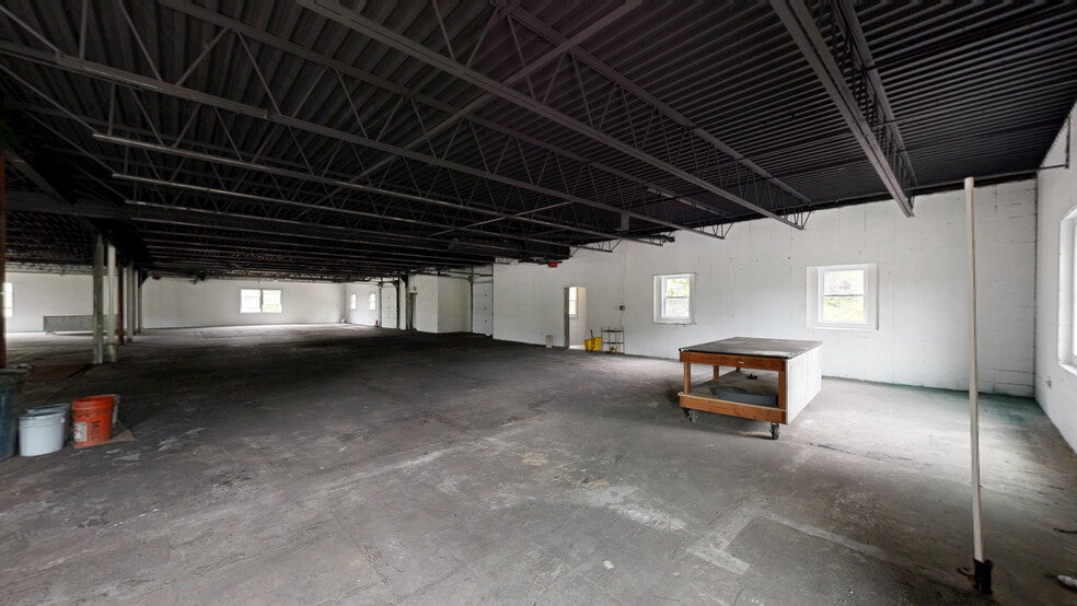 195 W Newberry Rd, Bloomfield, CT for sale - Matterport 3D Scan - Image 3 of 16