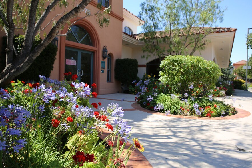 3055-3095 E Thousand Oaks Blvd, Thousand Oaks, CA à louer - Photo du bâtiment - Image 2 de 4
