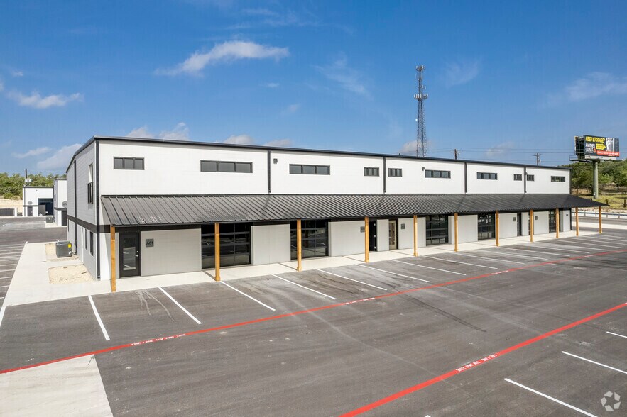 529 E US HWY, Boerne, TX à louer - Photo du bâtiment - Image 1 de 33