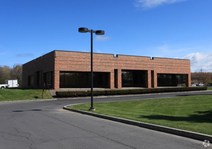 6007 Fair Lakes Rd, East Syracuse, NY à vendre - Photo du bâtiment - Image 2 de 22