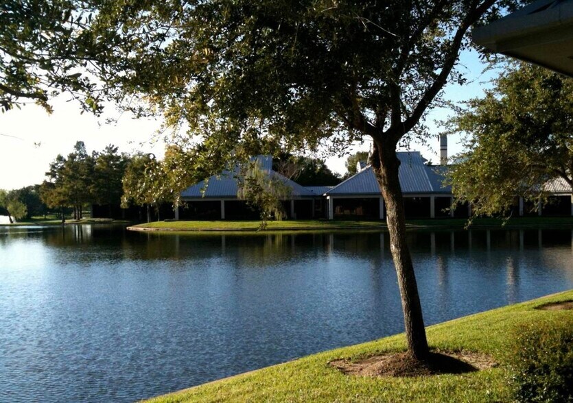 4675 Sweetwater Blvd, Sugar Land, TX à louer - Photo du bâtiment - Image 3 de 12