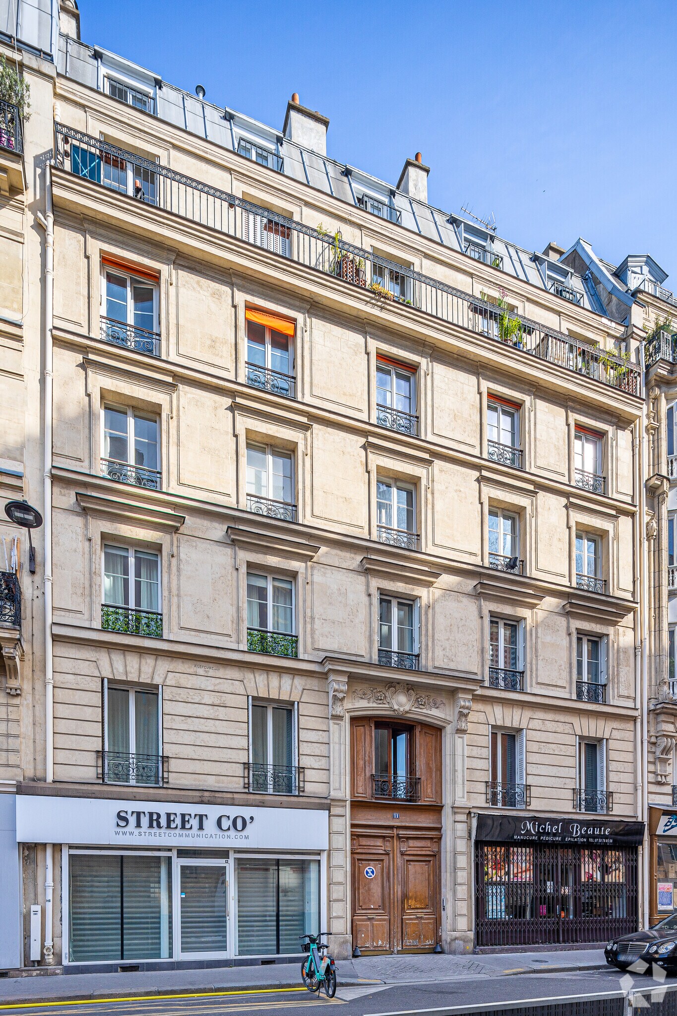 Office in Paris for sale Primary Photo- Image 1 of 2