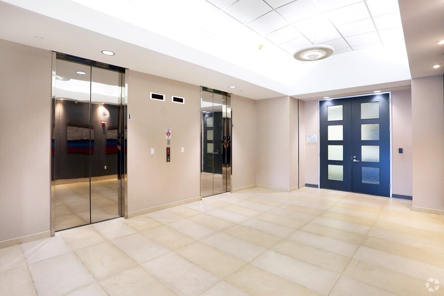 101 Paramount Dr, Sarasota, FL for sale - Lobby - Image 3 of 12