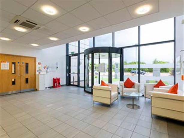 3 Kings Inch Pl, Renfrew for lease - Lobby - Image 2 of 9