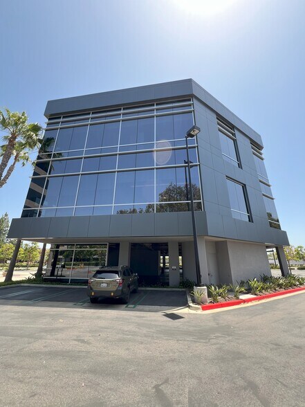 1375 Dove St, Newport Beach, CA à louer - Photo du bâtiment - Image 3 de 14