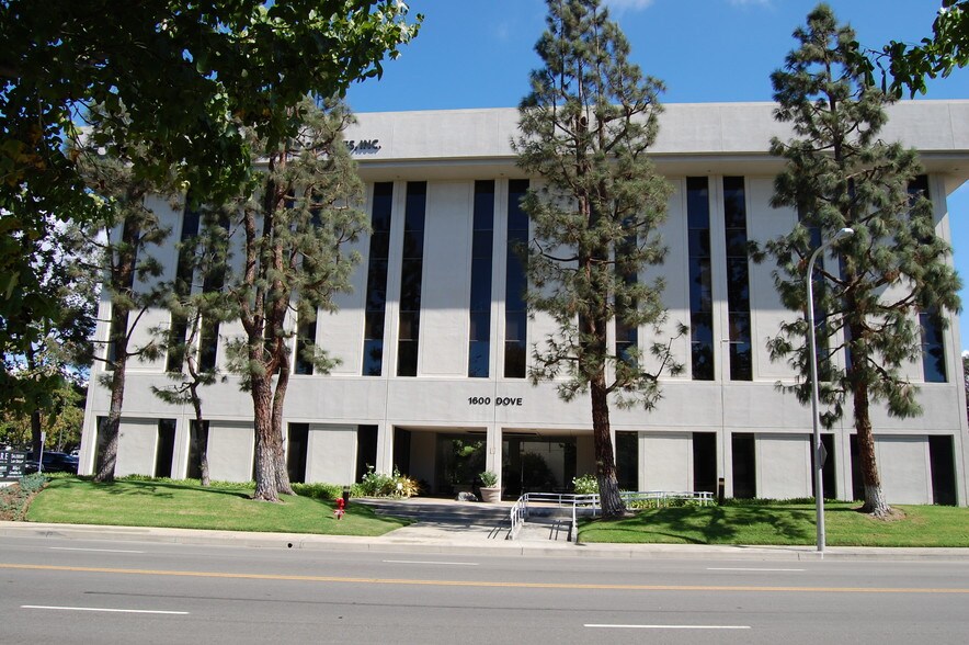 1600 Dove St, Newport Beach, CA à louer - Photo du bâtiment - Image 2 de 2