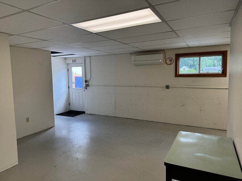 324 Wells St, Greenfield, MA for lease - Interior Photo - Image 3 of 5