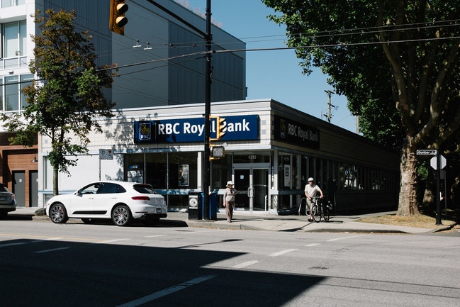 Plus de détails pour 4205 Dunbar St, Vancouver, BC - Commerce de détail à vendre