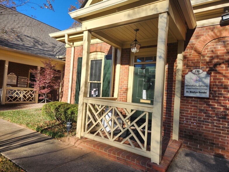 2786 N Decatur Rd, Decatur, GA à louer - Photo du bâtiment - Image 2 de 5