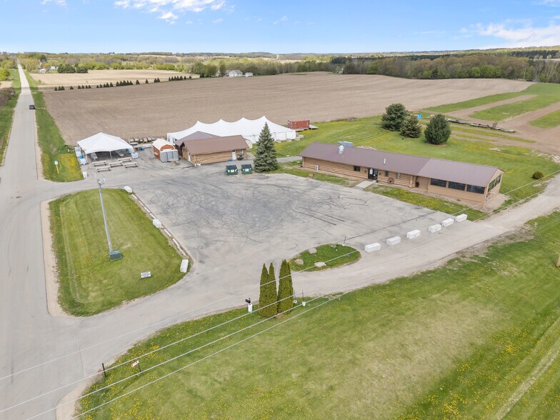 8826 Grams Rd, Ripon, WI à vendre - Photo principale - Image 1 de 44