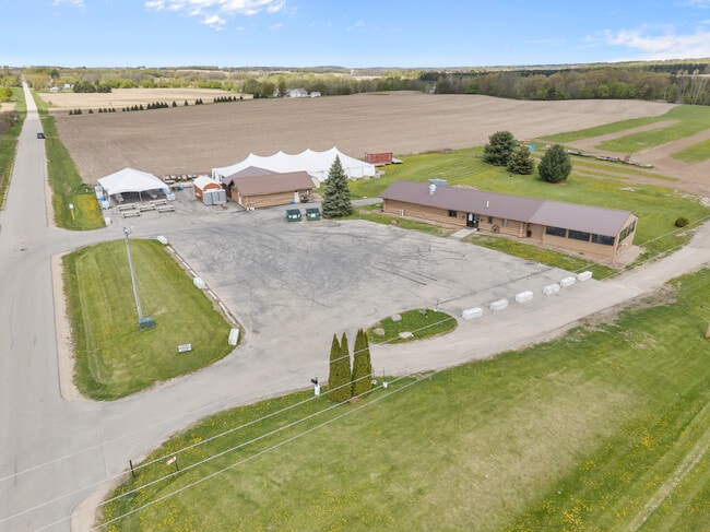 Plus de détails pour 8826 Grams Rd, Ripon, WI - Commerce de détail à vendre