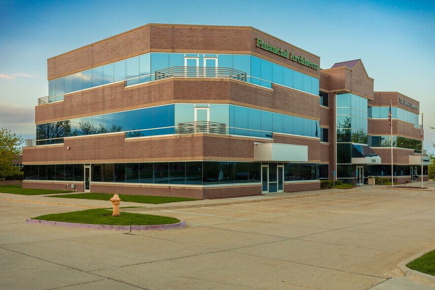 12345 University Ave, Clive, IA à vendre - Photo du bâtiment - Image 2 de 3