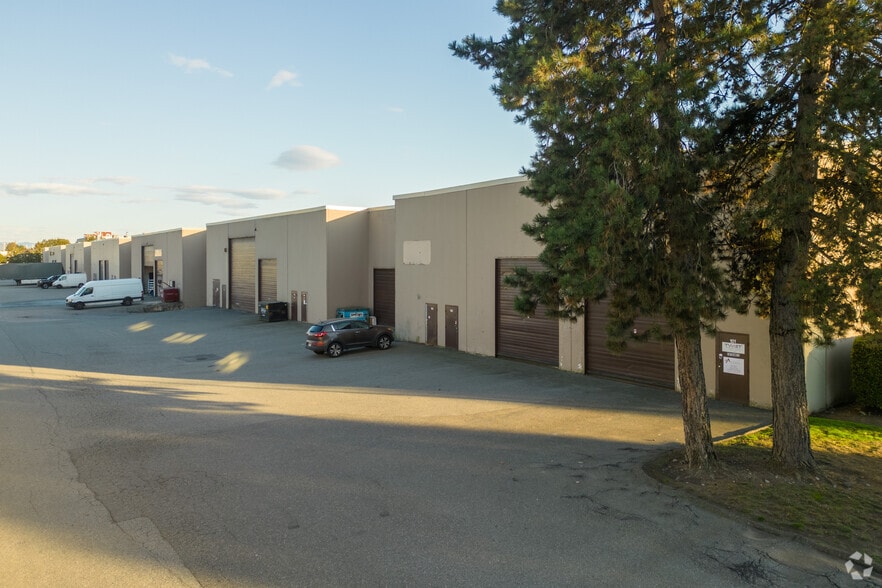 1776 Broadway St, Port Coquitlam, BC for lease - Building Photo - Image 3 of 4