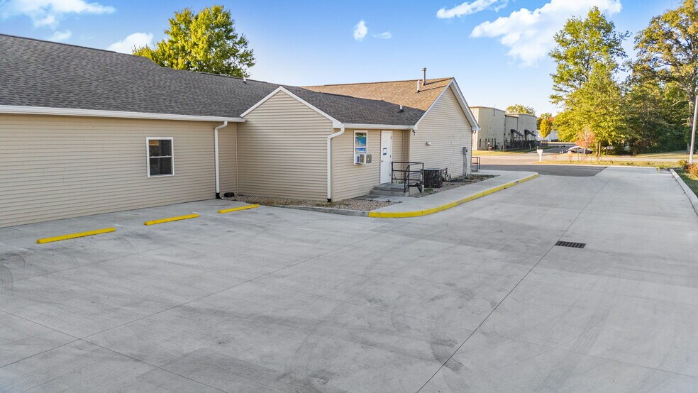 925 Hendricks Dr, Lebanon, IN à vendre - Photo du bâtiment - Image 3 de 49