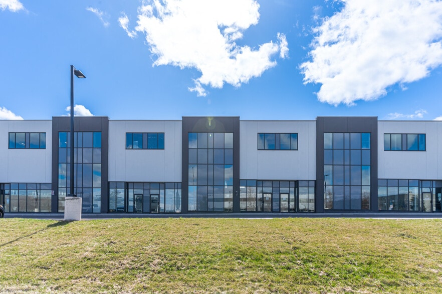 5270 Solar Dr, Mississauga, ON à louer - Photo du bâtiment - Image 2 de 3