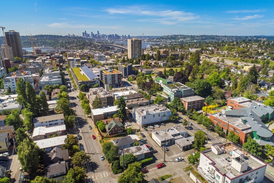 5045 11th Ave NE, Seattle, WA à vendre - Photo du bâtiment - Image 3 de 8