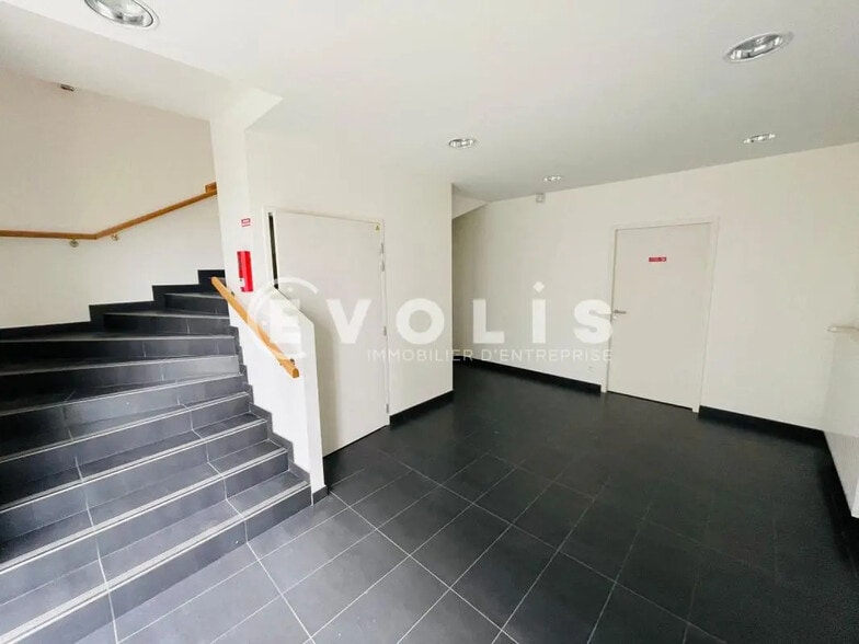 Flex in Moissy-Cramayel for lease - Interior Photo - Image 3 of 6