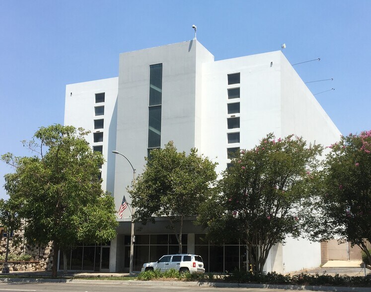 33-37 W Huntington Dr, Arcadia, CA à louer - Photo du bâtiment - Image 1 de 9