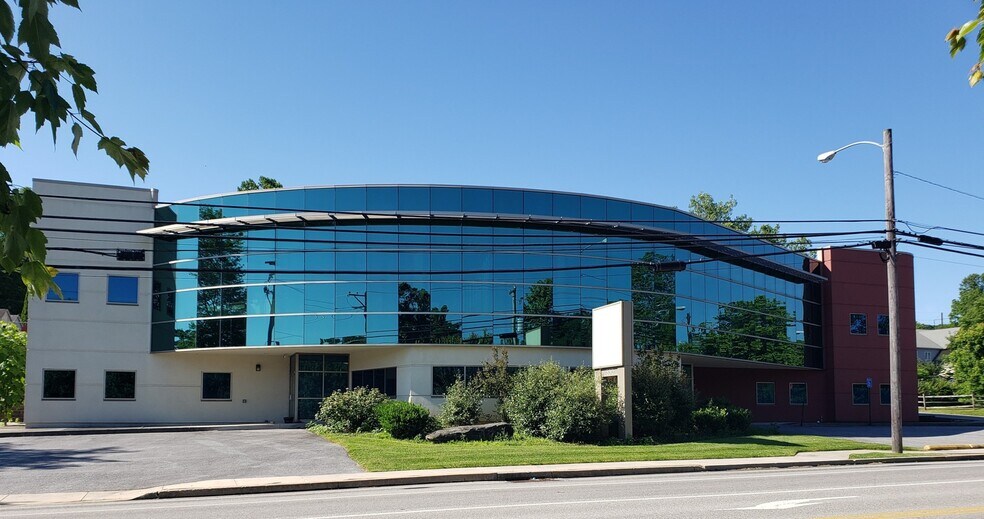 330 Lancaster Ave, Malvern, PA à louer - Photo du bâtiment - Image 1 de 8