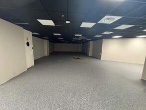 Retail in Paris for lease Interior Photo- Image 2 of 5