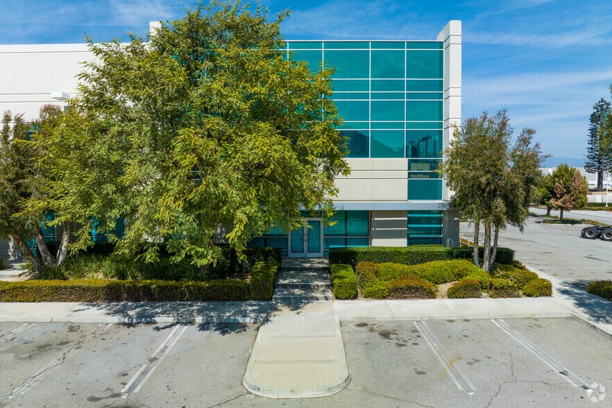 10681 Production Ave, Fontana, CA à louer - Photo principale - Image 1 de 33