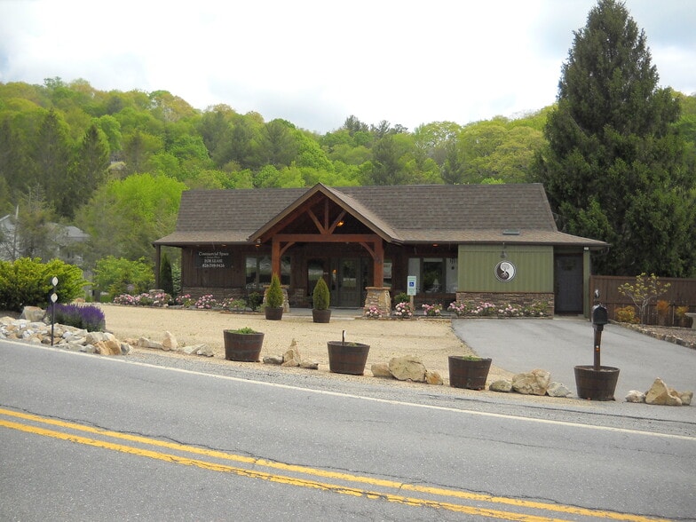 444 Beech Mountain Pky, Beech Mountain, NC for lease - Building Photo - Image 2 of 31