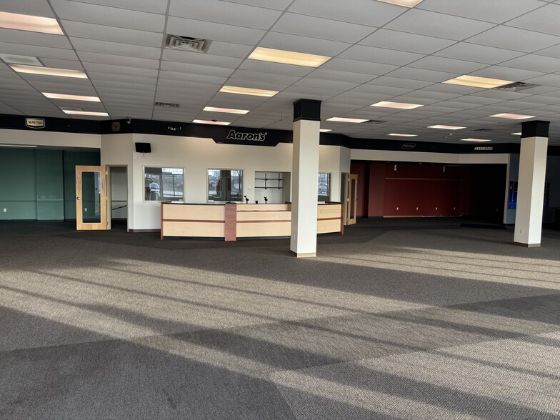 1418 E 4th Ave, Hutchinson, KS for sale - Building Photo - Image 2 of 17