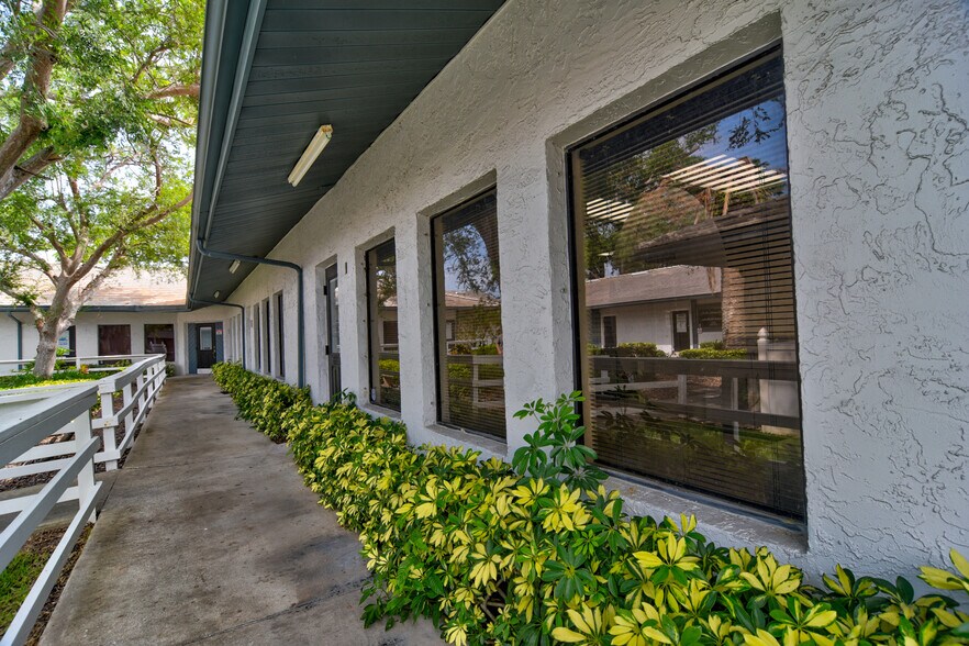 3275 66th St N, Saint Petersburg, FL à vendre - Photo du bâtiment - Image 2 de 44