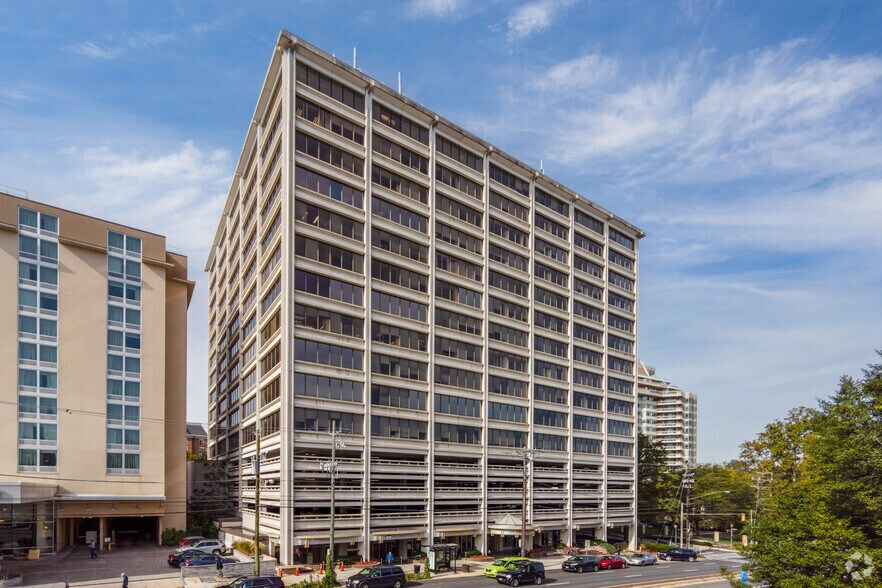 5530 Wisconsin Ave, Chevy Chase, MD à louer - Photo du bâtiment - Image 2 de 5
