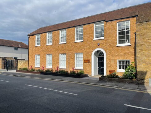 59 Church St, Staines à louer - Photo du bâtiment - Image 2 de 7