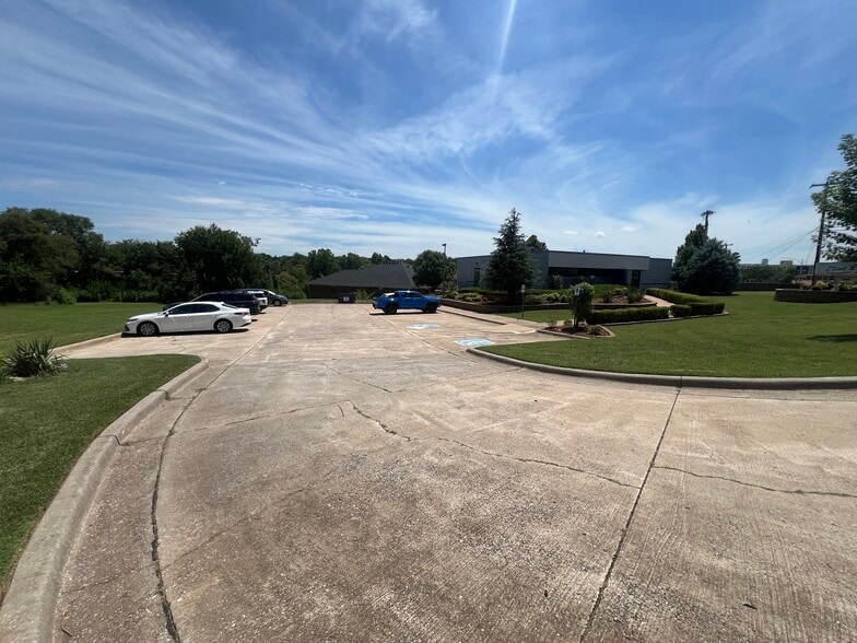 4900 N Lincoln Blvd, Oklahoma City, OK for lease - Building Photo - Image 2 of 2