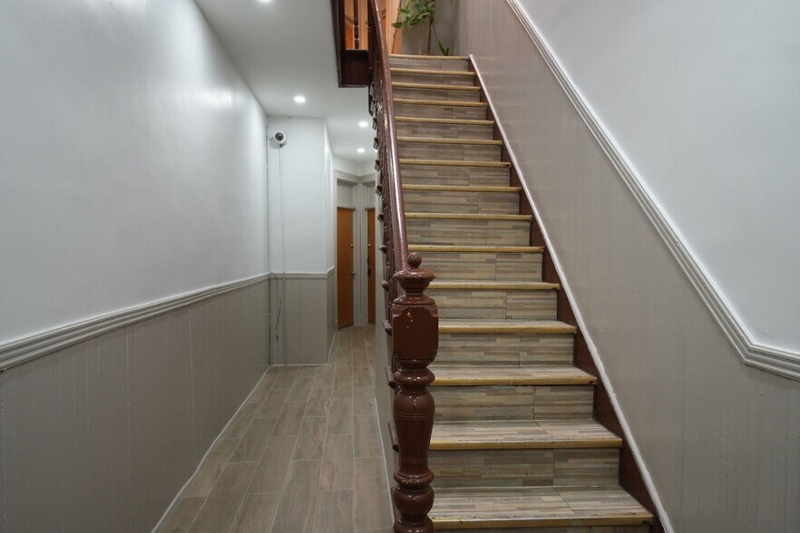7037 72nd Pl, Glendale, NY à vendre - Photo du bâtiment - Image 2 de 19